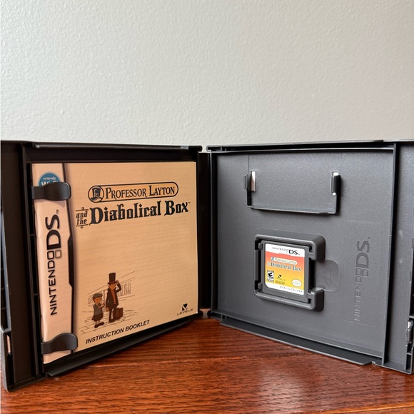 Nintendo Video Game Professor Layton - Picture 4 of 4